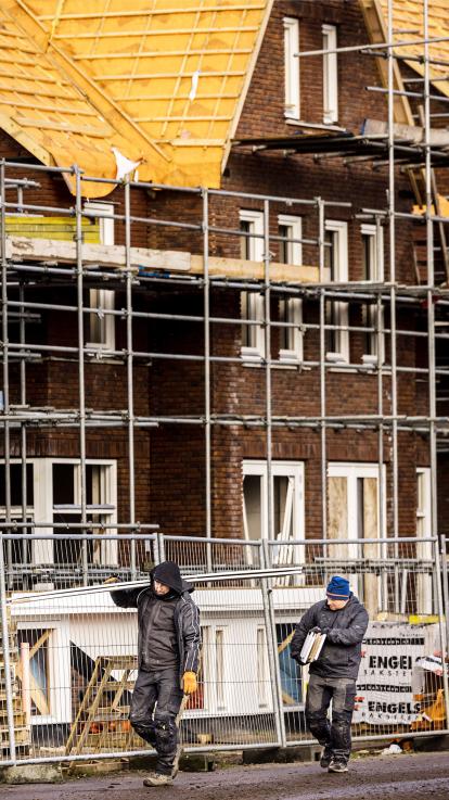 Bouwvakkers bouwen een huis.