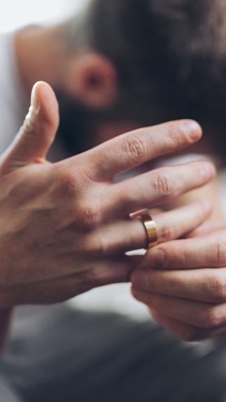 iemand doet zijn trouwring af