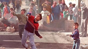 kinderen gooien stenen naar Israëlische soldaten