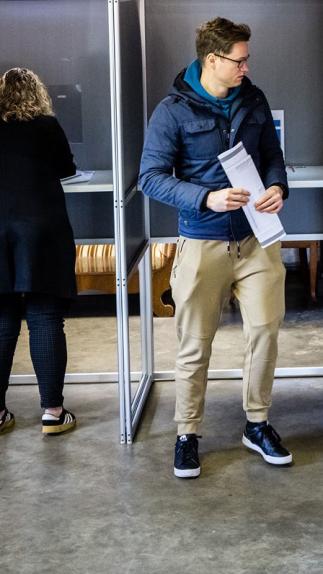 mensen brengen hun stem uit