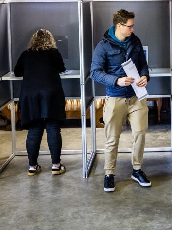 mensen brengen hun stem uit