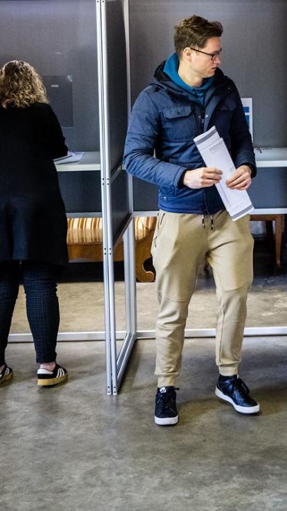 mensen brengen hun stem uit