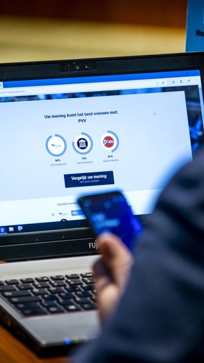 iemand vult een kieswijzer in