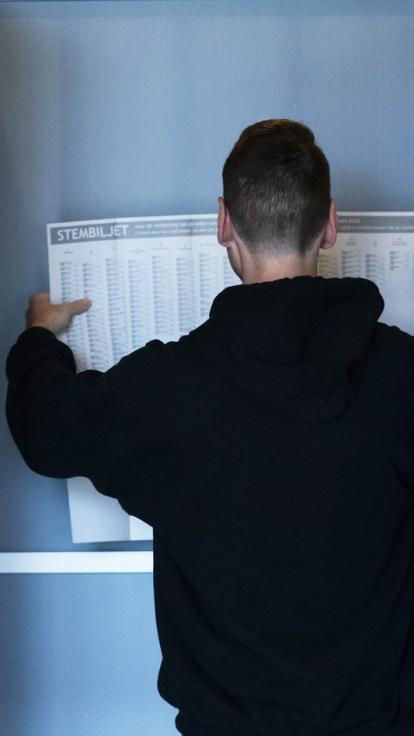 iemand kijkt naar een stemformulier