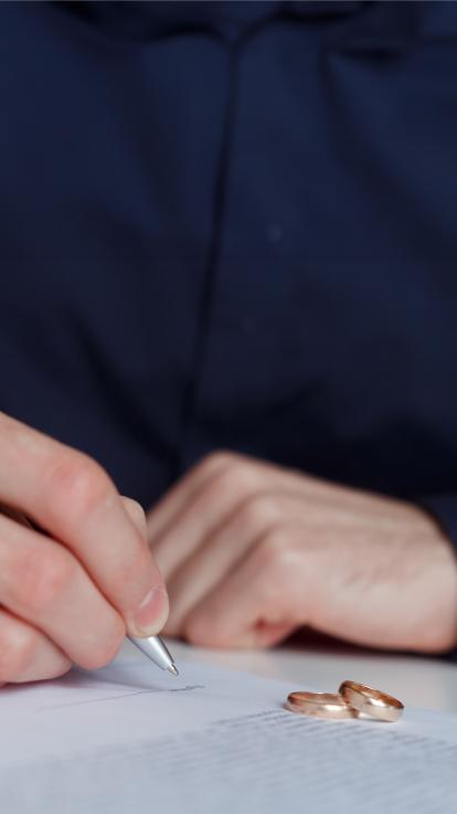 iemand ondertekent scheidingspapieren