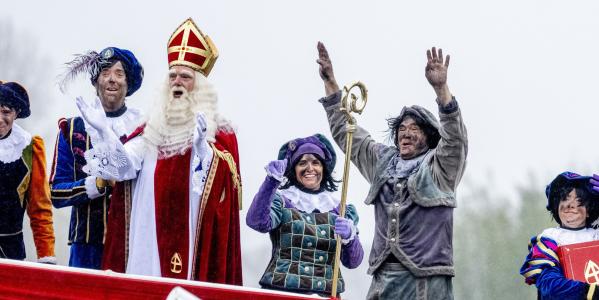 Sinterklaas en zijn Pieten op de pakjesboot