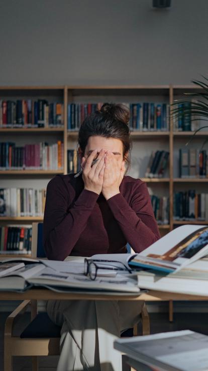 iemand houdt de handen in het gezicht