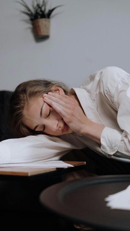 iemand met hoofdpijn