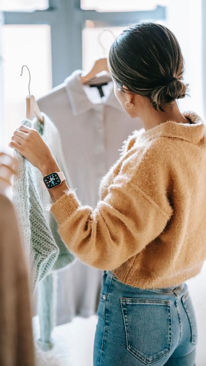 iemand zoekt kleding uit