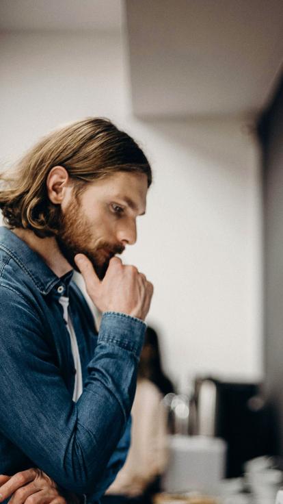 iemand probeert een beslissing te maken