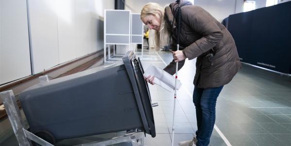 iemand met een visuele beperking aan het stemmen