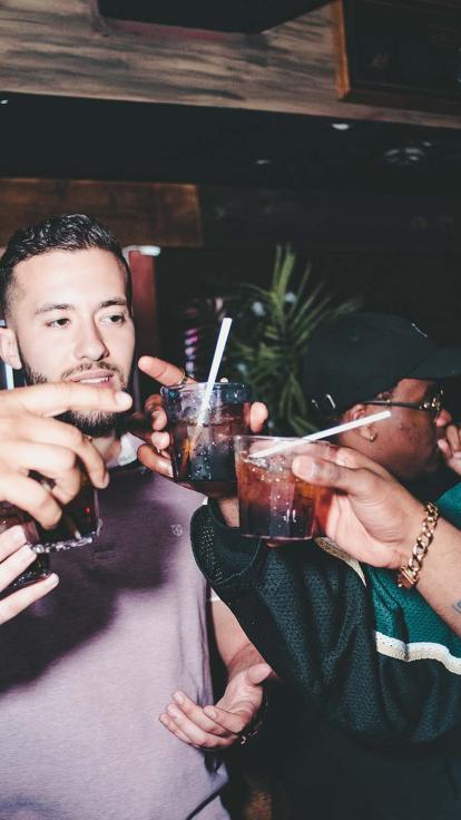 Man proost met glas drinken.