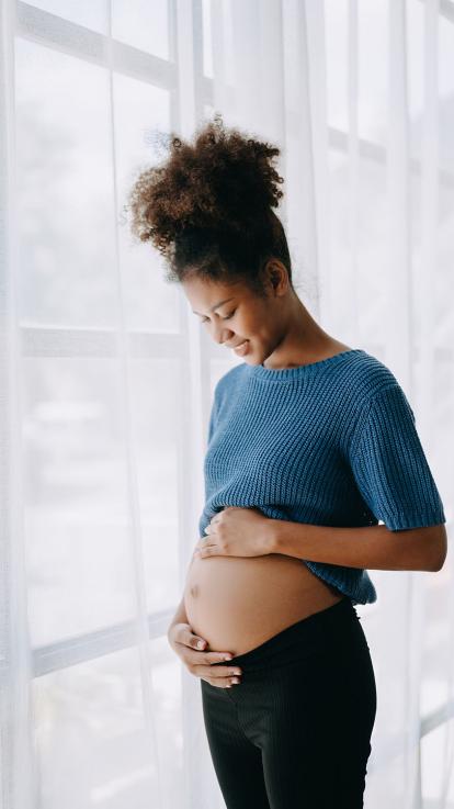 Zwangere vrouw op de bank