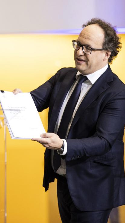 Informateur Wouter Koolmees biedt het coalitieakkoord aan de Tweede Kamer aan