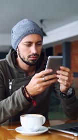 iemand op z'n telefoon