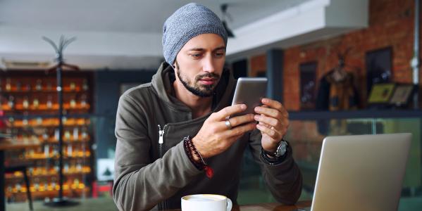 iemand op z'n telefoon