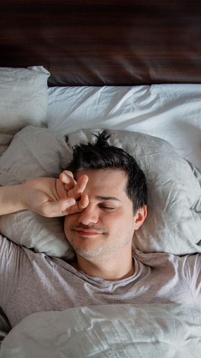 iemand wordt uitgerust wakker