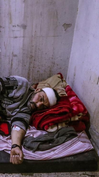 burgers worden geholpen in een ziekenhuis