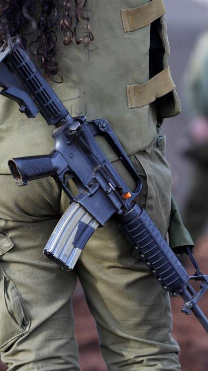 een soldaat met een geweer op z'n rug