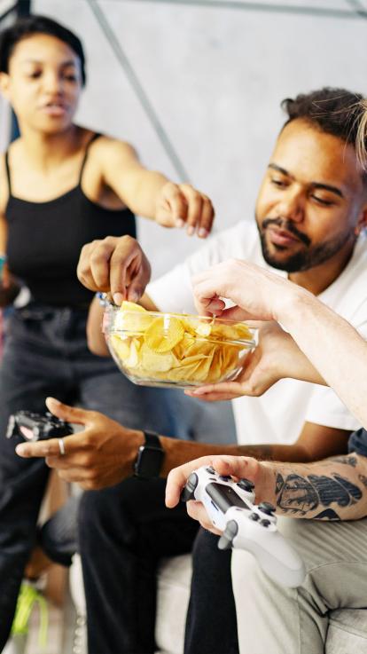 Chips eten en er niet vanaf kunnen blijven.