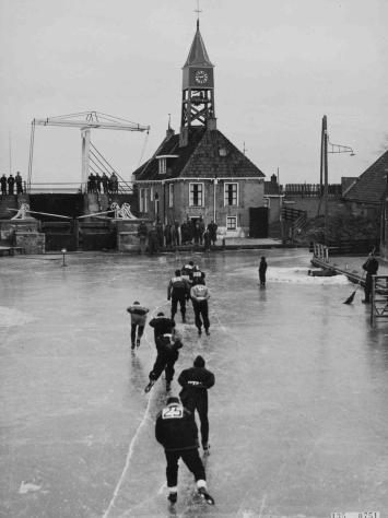 Schaatsers vanaf achter tijdens elfstedentocht.