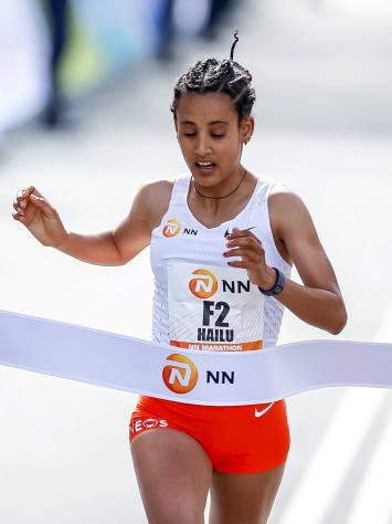 Haven Hailu komt als eerste over de finish tijdens NN Marathon Rotterdam