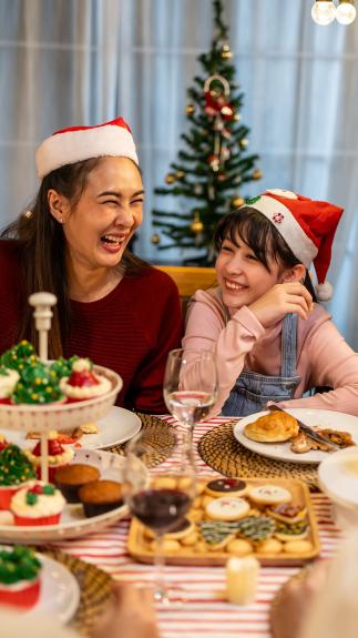 een gezin viert samen Kerst met lekker eten