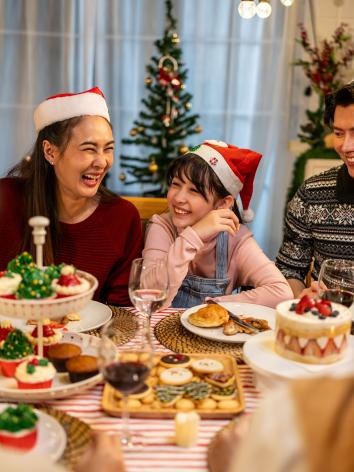 een gezin viert samen Kerst met lekker eten