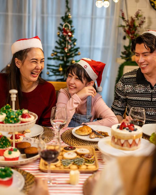 een gezin viert samen Kerst met lekker eten