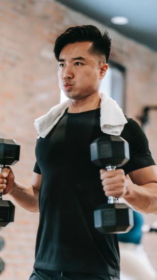 iemand is aan het gewichtheffen in de sportschool