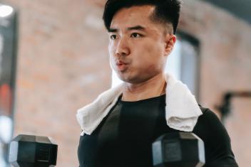 iemand is aan het gewichtheffen in de sportschool