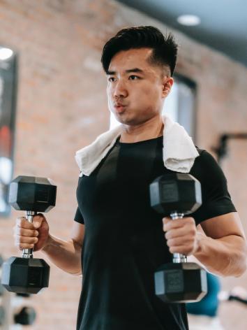 iemand is aan het gewichtheffen in de sportschool