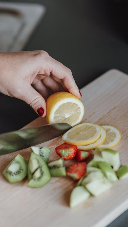 close-up van iemand die fruit snijdt