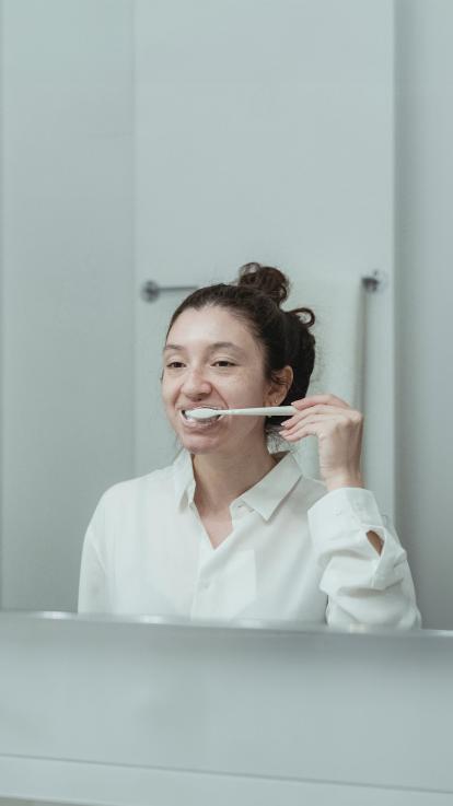 iemand is aan het tandenpoetsen