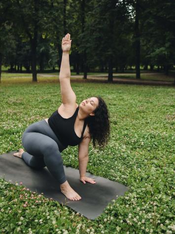 iemand doet buiten aan yoga-oefeningen