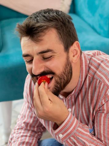 iemand eet een aardbei