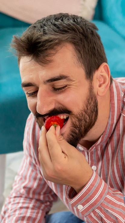 iemand eet een aardbei