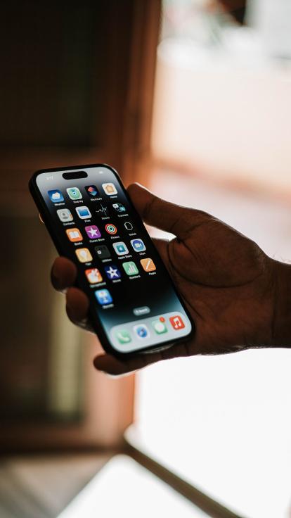 iemand houdt een telefoon vast