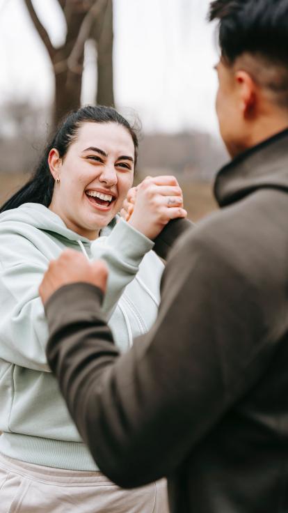 twee sporters doen vrolijk een handdruk