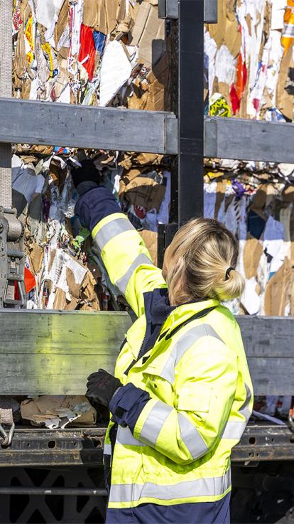 Agent controleert lading afval in een vrachtwagen