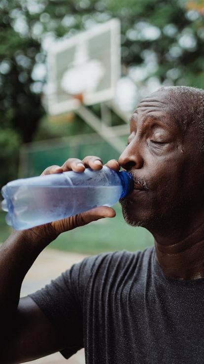 Man neemt slok uit een waterflesje
