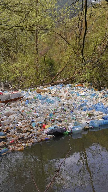 een rivier waar een grote hoeveelheid vuilnis in drijft