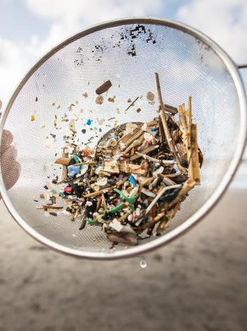 Microplastics in een zeef, gehaald uit het zand bij de zee