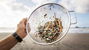 Microplastics in een zeef, gehaald uit het zand bij de zee