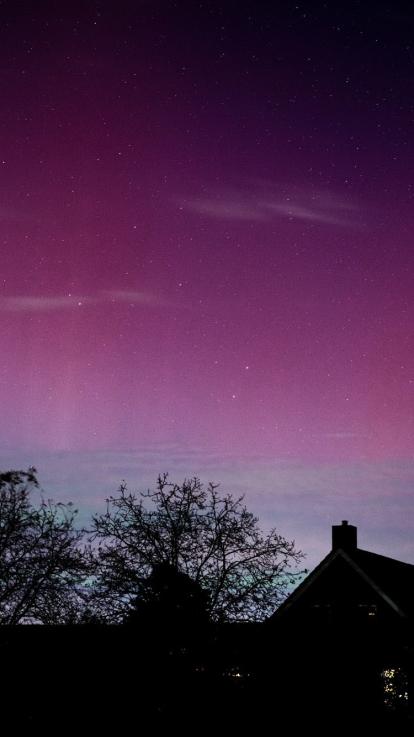 paarse kleuren van het noorderlicht boven Nederland