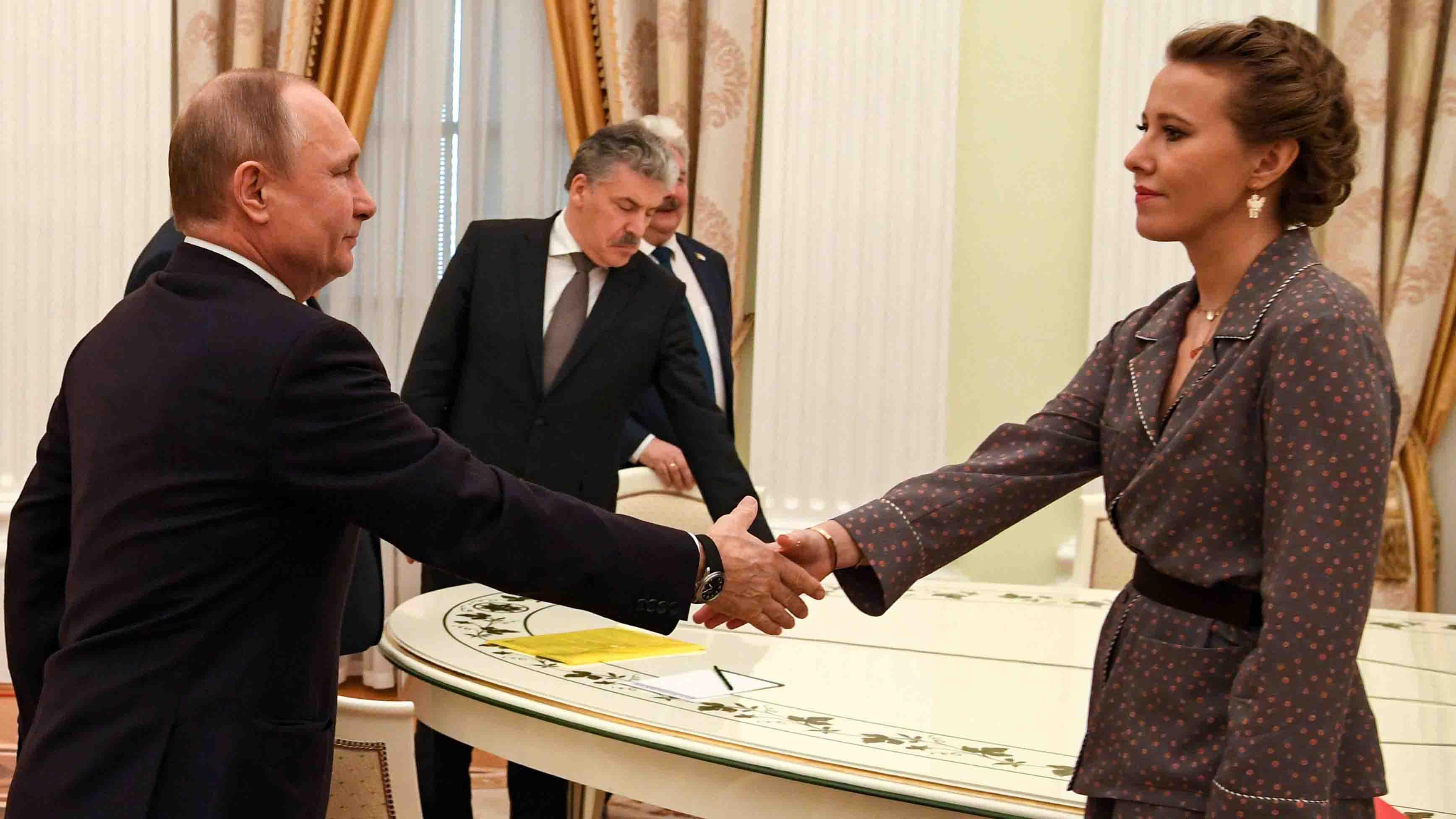 Rus er xotinini aylanib otdi