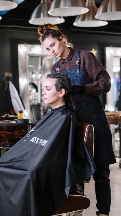 een kapper knipt een klant