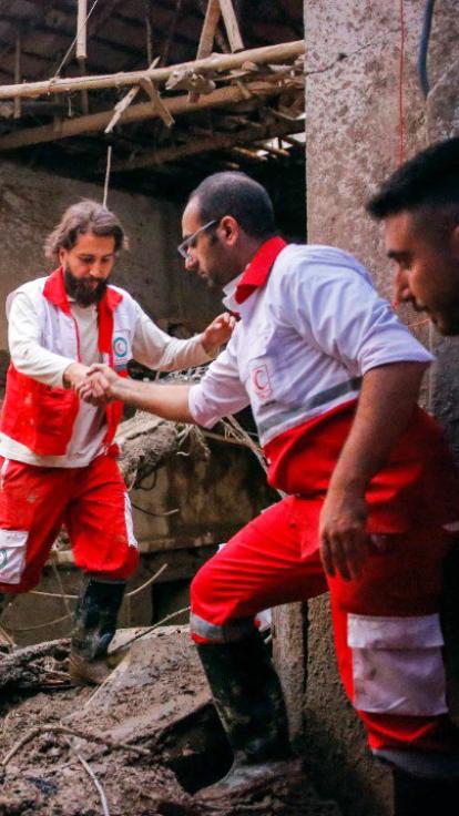 hulpverleners van het Rode Kruis helpen bij een natuurramp in Iran