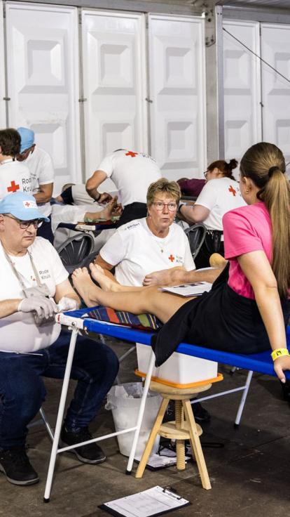 Rode Kruis-vrijwilligers helpen bij de Nijmeegse Vierdaagse