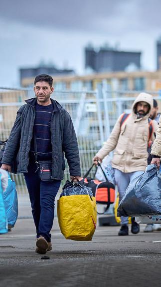 Man ingepakt in warme kleding in Ter Apel.